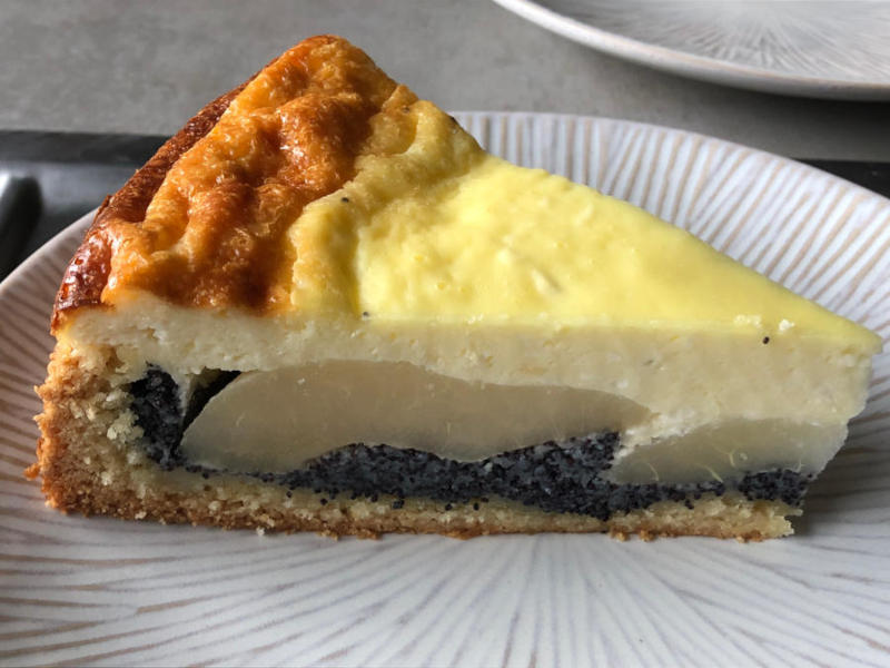 Frau Noltes Birne-Mohn-Käsekuchen aus dem Thriller Abschlag an Loch 19 Foto eines Stücks Birne-Mohn-Käsekuchen