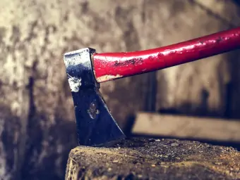 Axt steckt in einem Holzblock