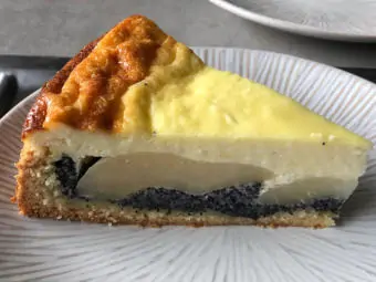 Foto eines Stücks Birne-Mohn-Käsekuchen