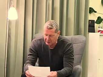 Gerd Henze liest in einem Sessel