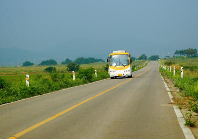Mystery-Kurzgeschichte über das Leben Bus fährt über eine Landstraße