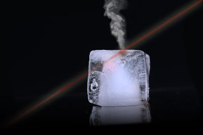 Eiswürfel wird von Laser verdampft