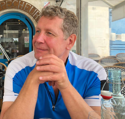 Gerd Henze mit einer Flasche Wasser Gerd Henze sitzt in einem Restaurant.