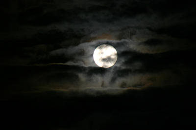 Mond und Wolken am Nachthimmel
